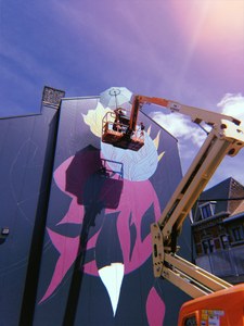 Une fresque prônant l’égalité des chances sur l’ancien bâtiment de JVM par l’artiste liégeoise Whoups