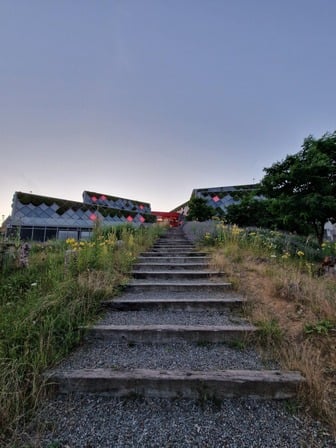 Vue sur le centre administratif depuis le parc de l'éphémère